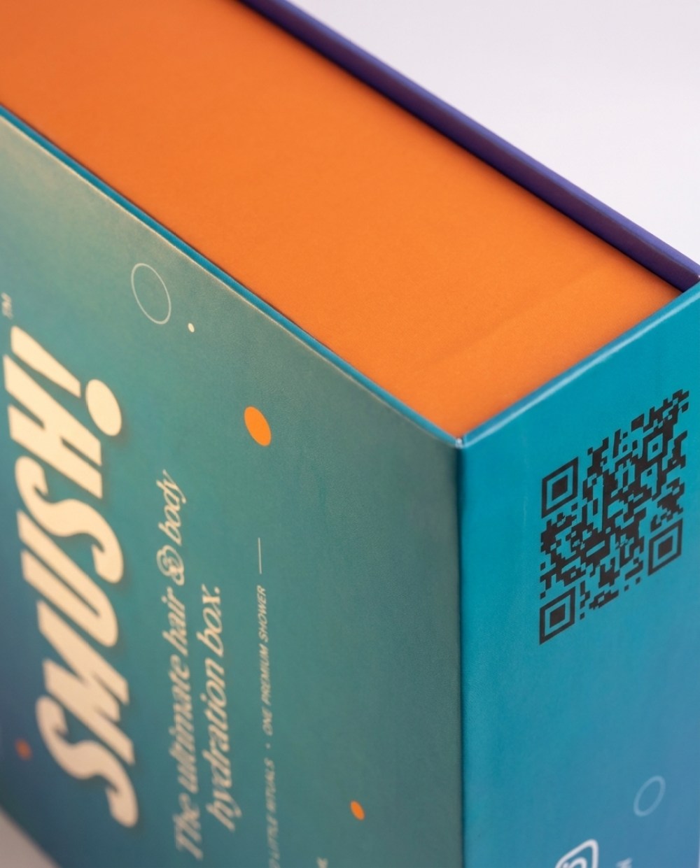 Close-up of the printed sleeve, the orange interior wall and the violet rigid board edge