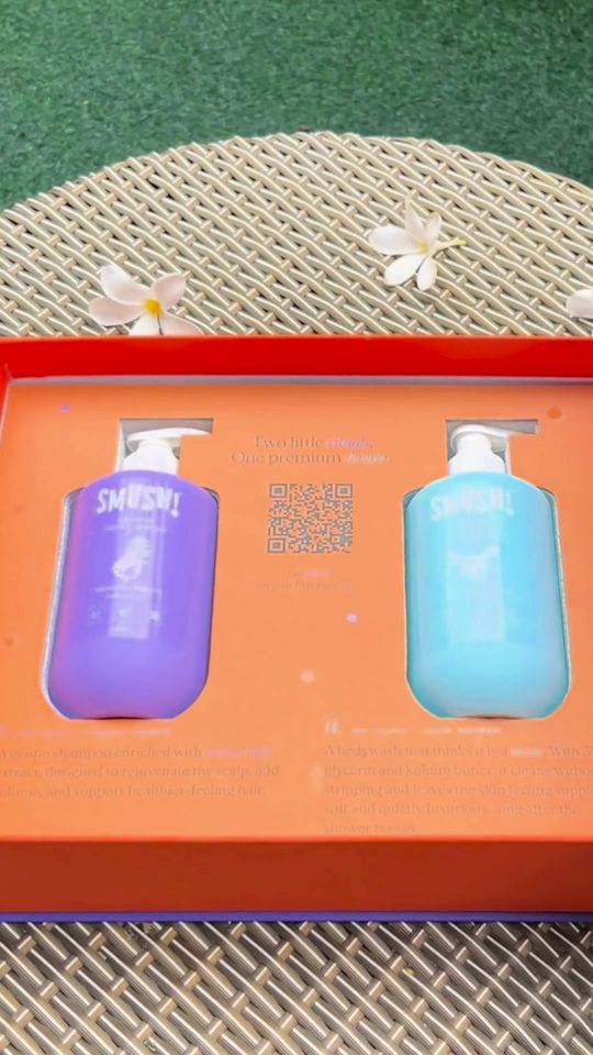 Video cover: The SMUSH! gift box on a garden table: the sleeve, the magnetic doors opening and the shampoo and body wash inside